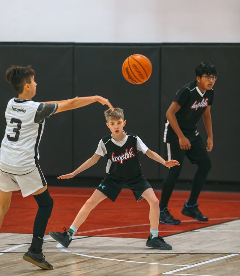 A HoopLife League player making the extra pass
